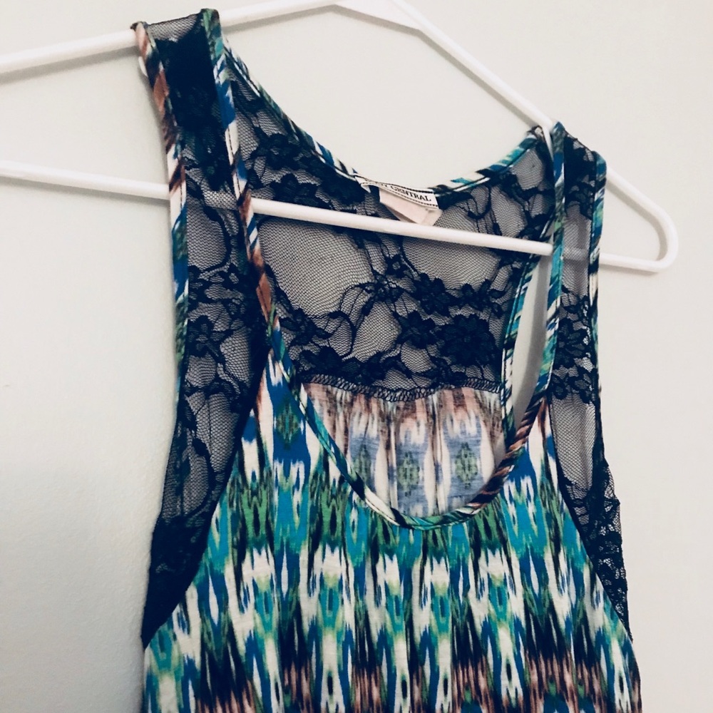 High-Low Multi-Colored Lace Top - Picture 4 of 4